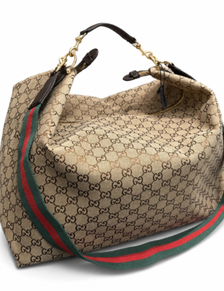 GUCCI's new large-sized LaFamiglia series Hobo bag, a crossbody tote, lunchbox bag, and handbag made of light brown canvas with floral pattern